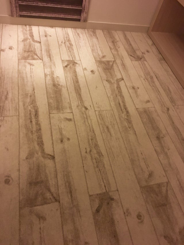 Geniales Design: Der Teppich in diesem Hotelzimmer sieht aus wie ein Holzparkettboden