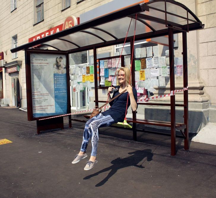 Eine lustige und bequeme Schaukel an einer Bushaltestelle in Russland