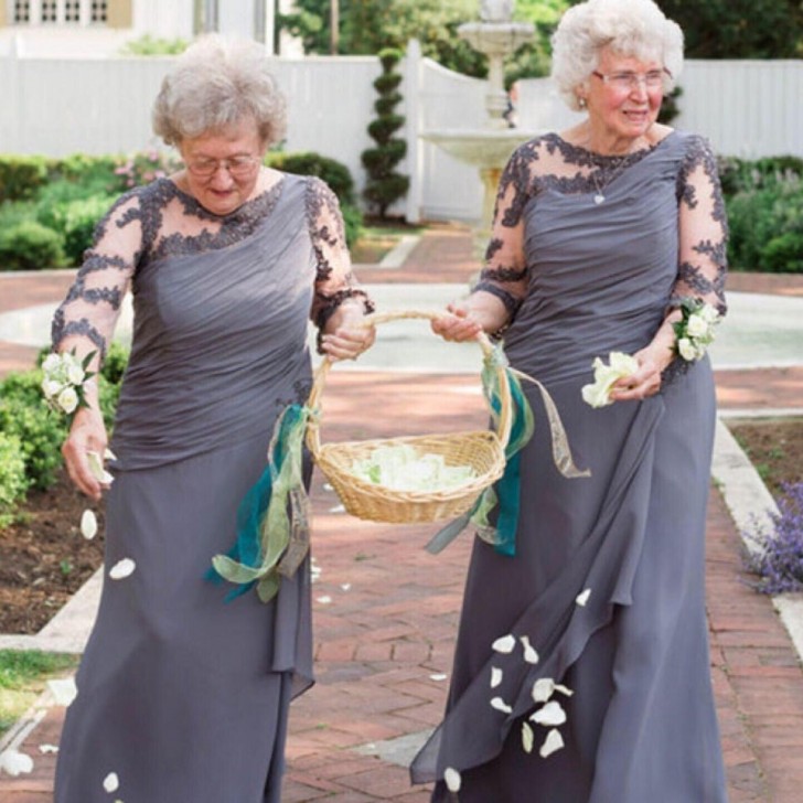 Uno sposo ed una sposa hanno convinto le rispettive nonne a vestire i panni di damigelle d'onore al loro matrimonio!