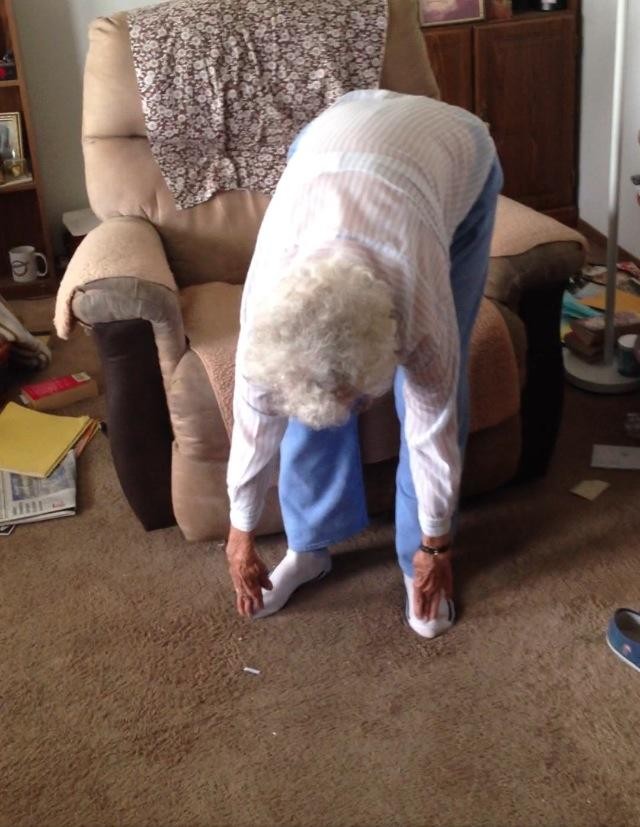 All'età di 97 anni, mia nonna riesce ancora a toccarsi le punte dei piedi con le mani!
