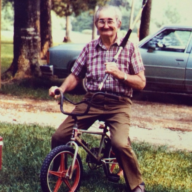 Guardate quanto è giovanile mio nonno che va a pescare con la sua bicicletta!