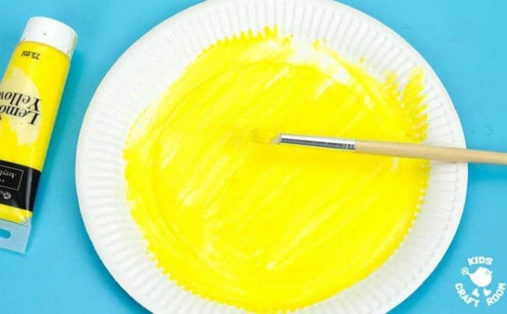 1. Dipingete di giallo il piatto e lasciate asciugare