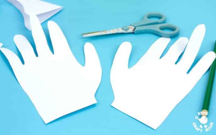 5. Tracciate e ritagliate la sagoma delle vostre mani sul foglio di carta bianca