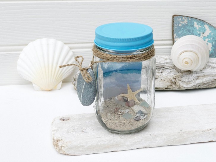 4. La spiaggia ricreata in un barattolo di vetro, con una foto a far da sfondo
