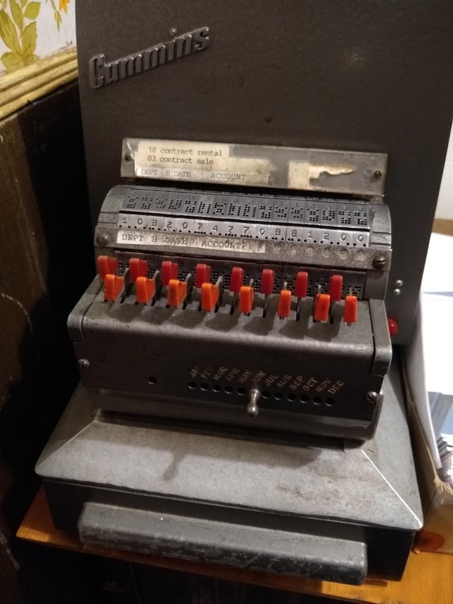 1. Una vecchia macchina per compilare i registri dei pagamenti che il mio ufficio ancora usa: ha 70 anni!