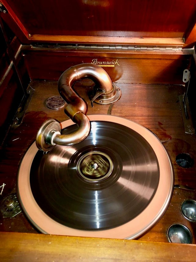 15. Il fonografo del 1923 che i miei nonni conservano gelosamente da decenni: ancora permette di ascoltare musica!