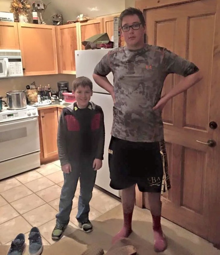 4. "Onze zoon en zijn vriend zijn allebei 13 jaar, maar het verschil in lengte is indrukwekkend... we zijn gek op ze!"