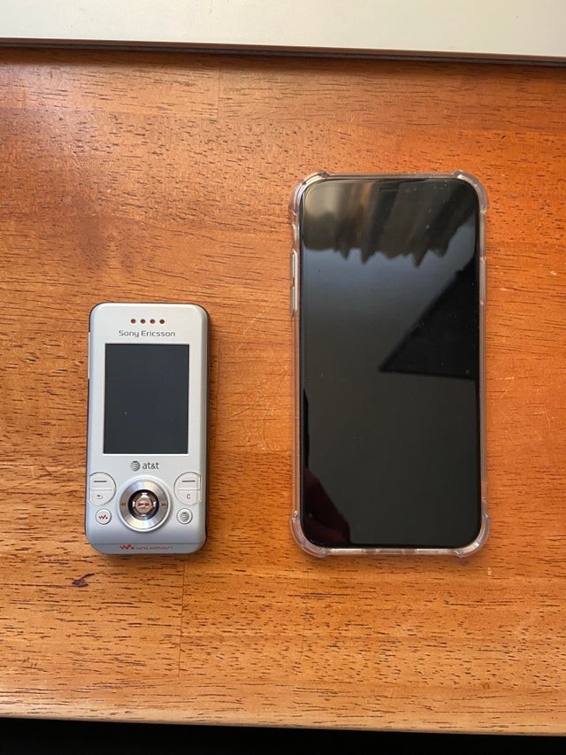8. "Ho ritrovato un vecchio cellulare di mio padre e l'ho messo a confronto con quello che ha ora: Sony Ericsson del 2007 vs iPhone 11"
