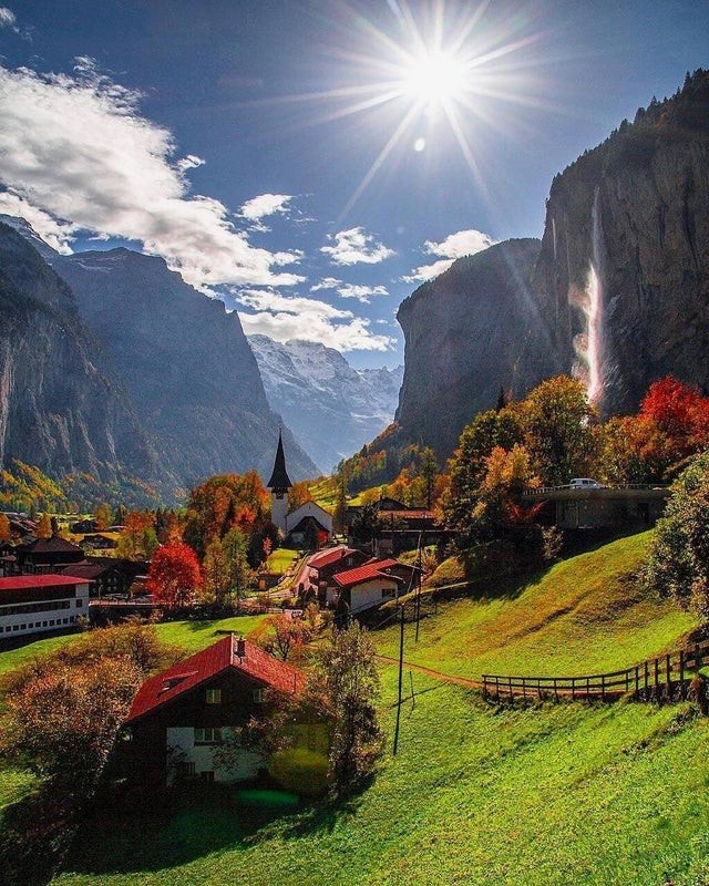 Uno scatto che sembra uscito da una cartolina perfetta: la valle delle 72 cascate in Svizzera!
