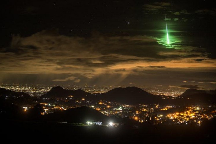Un photographe capture un moment résolument spectaculaire : la chute d'une météorite en arrière-plan d'une ville illuminée la nuit !