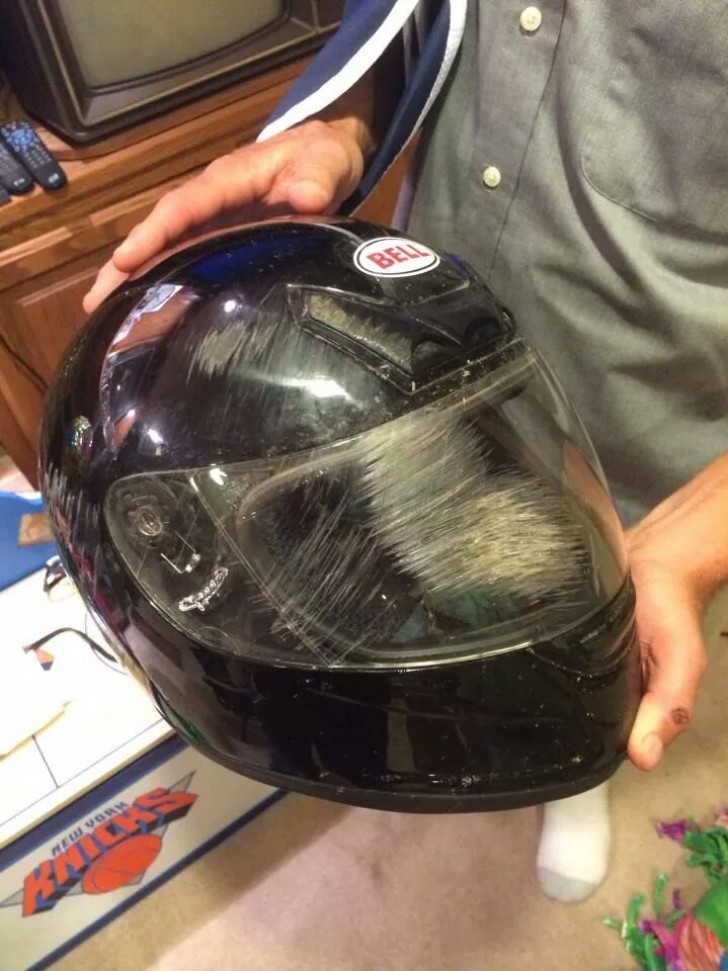 7. "Il casco che ha salvato la vita al mio migliore amico..."