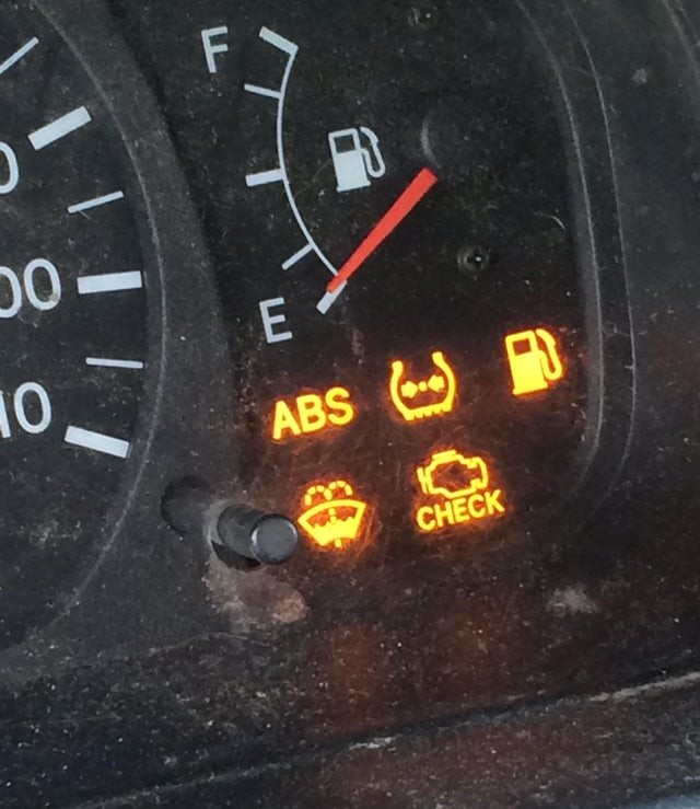 Quando le lucine rosse della tua automobile ti stanno segnalando che la macchina ti abbandonerà a breve...