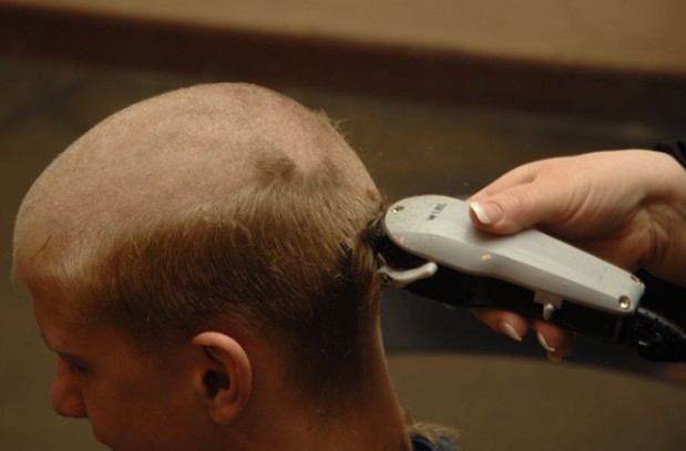 Teen makes fun of classmate after losing her hair to chemo: as punishment, her father makes her shave his head - 1