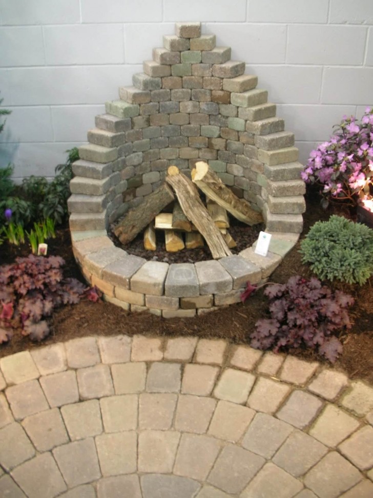 9. Idea perfetta per un fire pit sistemato in un angolo del giardino invece che al centro di un'area di relax