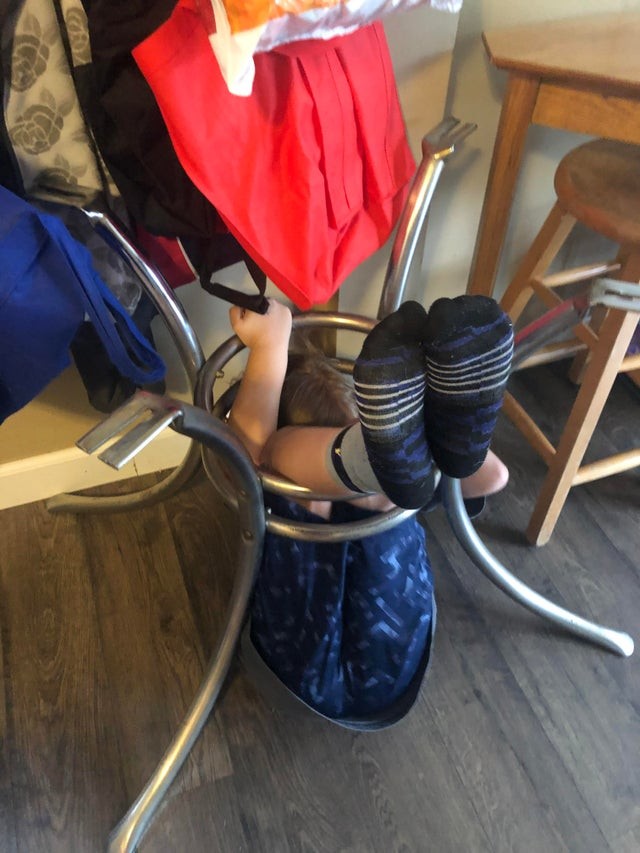 1. "Regardez comment mon fils s'est retrouvé coincé entre les pieds de la table. Quand il a essayé de sortir, c'était encore pire"