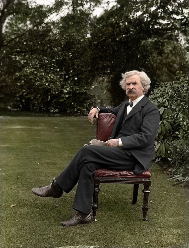 De Amerikaanse auteur Mark Twain. De datum van de foto is onbekend.