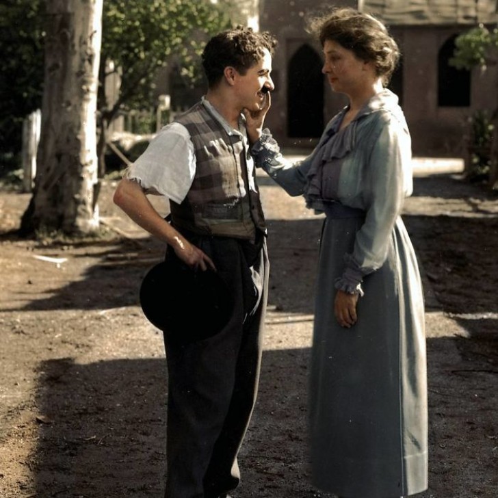 Helen Keller saluta Charlie Chaplin toccandogli la faccia: l'attrice era cieca