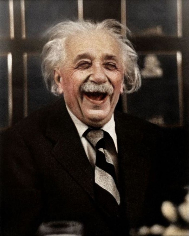 Datum Unbekannt: Albert Einstein lacht laut während einer Dinnerparty