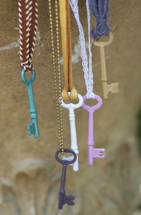 12. Des colliers avec des clés émaillées