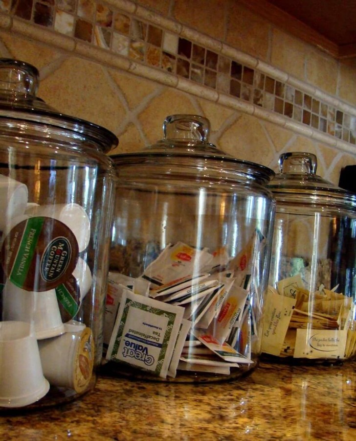 4. Grandi barattoli di vetro con i coperchi per il tè, le capsule di caffè o le bustine di zucchero: tutto l'occorrente per la colazione e le pause relax sempre pronto