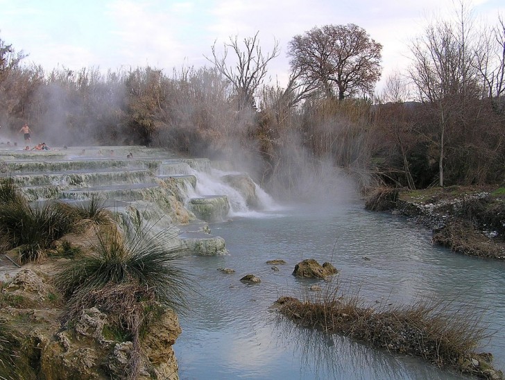Saturnia: die fabelhaften Thermalbäder mit natürlichen Becken, türkisfarbenem Wasser und weißen Felsen im Herzen Italiens - 3