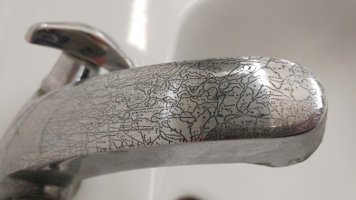 1. La corrosione dell'acqua su questo rubinetto ha creato un disegno terribilmente simile a una mappa