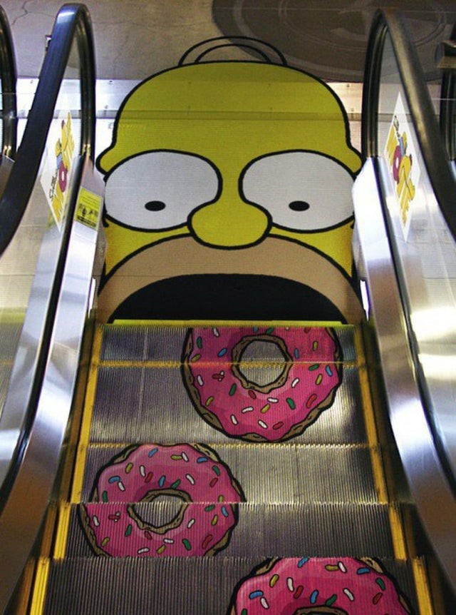 5. "Mmm... Donuts!" würde Homer Simpson sagen, wenn er diese sehr originelle Rolltreppe herunterkommt