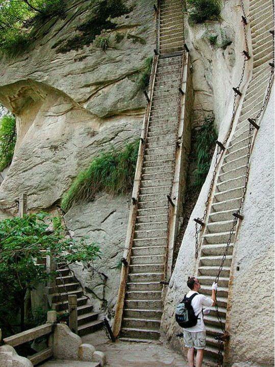 Le famose scale verticali sul Monte Hua, in Cina