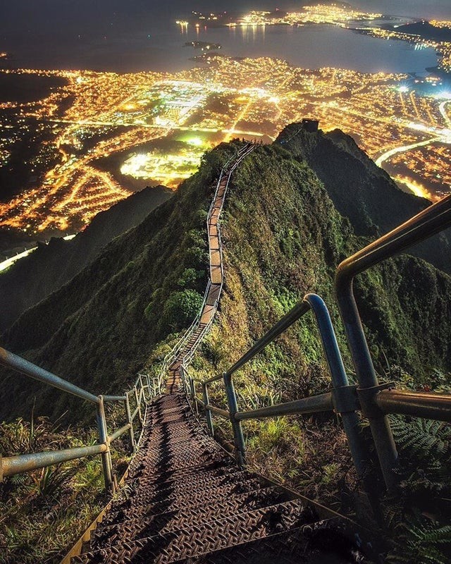 Le pericolosissime ma spettacolari scale di Oahu, nelle isole Hawaii...non adatte a chi soffre di vertigini!