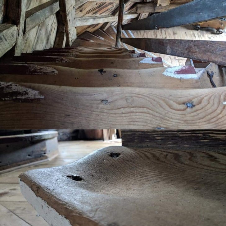 De vieux escaliers en colimaçon à l'intérieur d'un moulin de 1680... Attention à ne pas tomber !