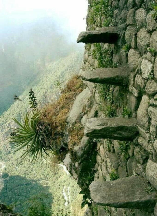 Le celebri "scale della morte" a Huayna Picchu, in Peru