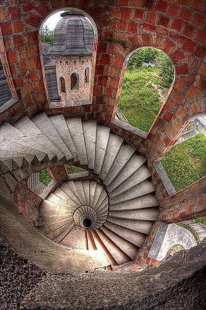 Un incroyable escalier en colimaçon à l'intérieur d'un château abandonné en Pologne