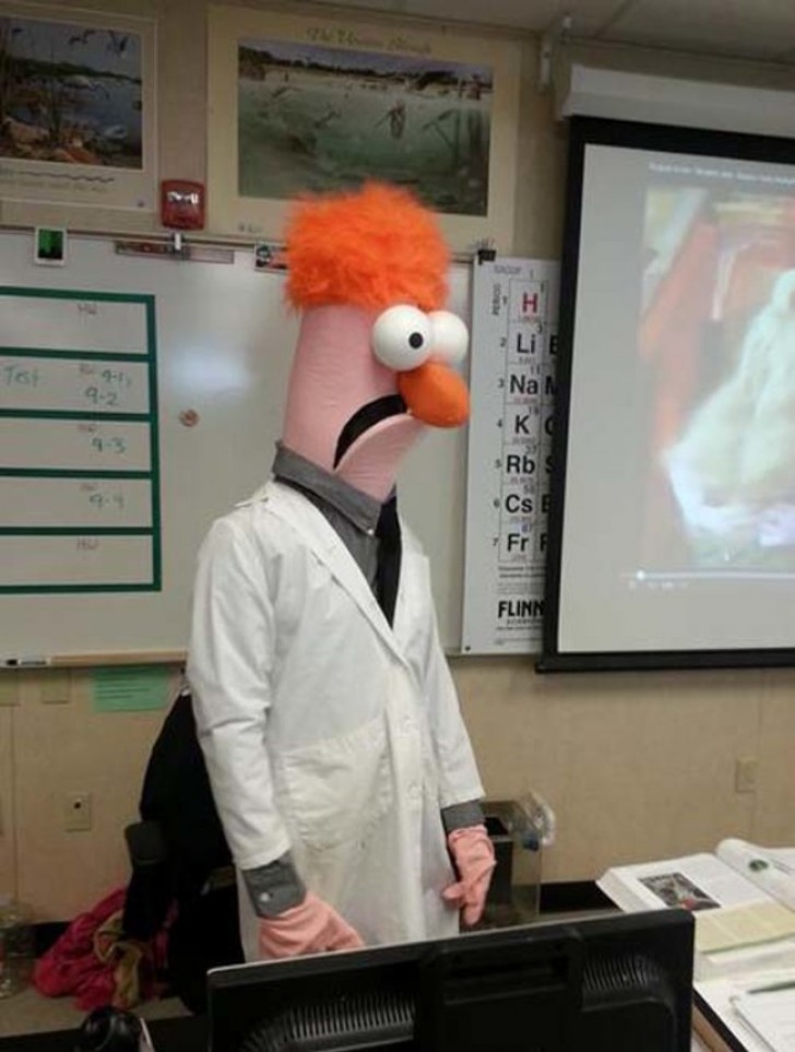 3. La mascotte de notre professeur de chimie : un "scientifique fou" !