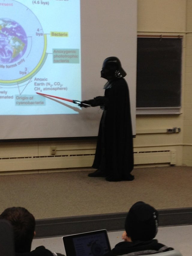 8. Le professeur de microbiologie s'est présenté en classe aujourd'hui habillé comme ça...