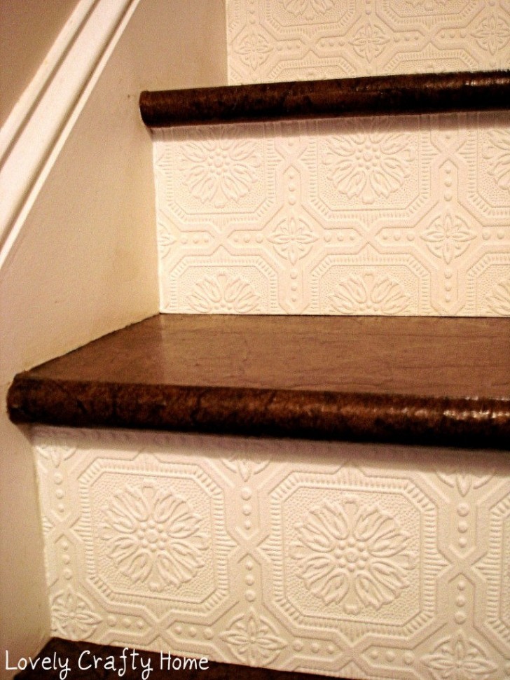 8. Papier peint sur les escaliers : une idée qui les rend tout de suite plus originaux !