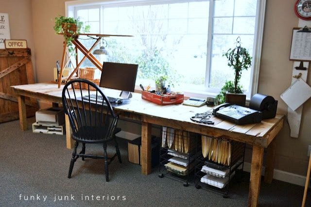 13. Questa scrivania ampia offre tantissimo spazio per lavorare