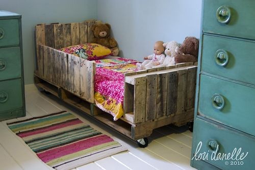 2. Un letto per bambini in stile rustico, con la barriera di protezione e comode rotelle per spostarlo