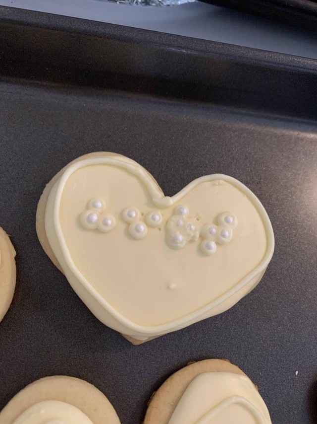 10. Fiz este biscoito com a palavra "coração" em Braille, para um amigo meu que é deficiente visual