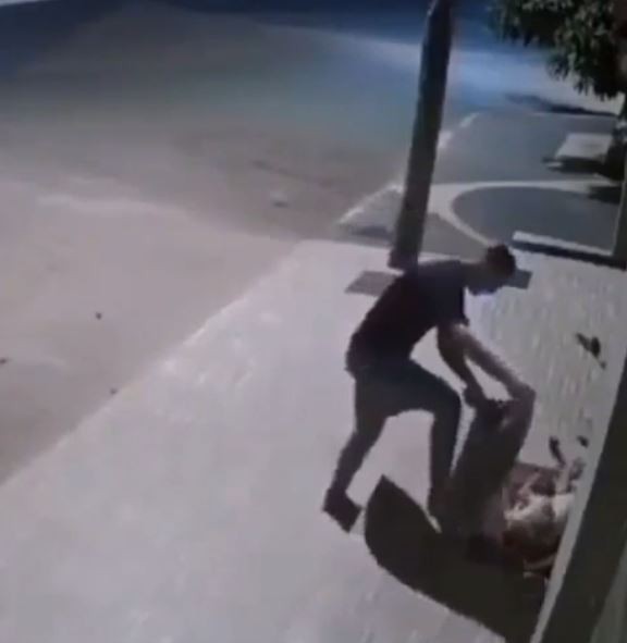 12. Este menino foi filmado colocando um cobertor por cima de um cachorro que dormia na rua.