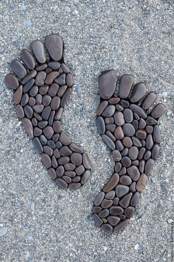 6. Met kleinere stenen, bij voorkeur van dezelfde kleur, kan je een pad of een verhard gebied met voetafdrukken versieren