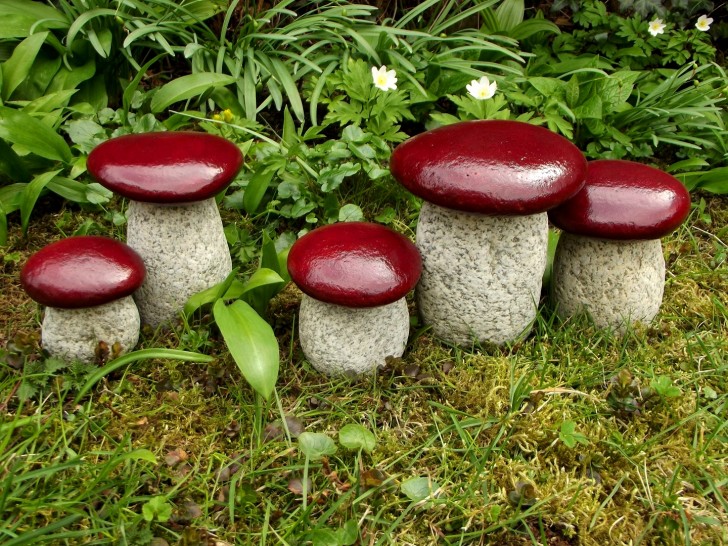 7. Zou het niet grappig zijn om net zulke paddenstoelen tussen enkele tuinplanten laten opduiken?