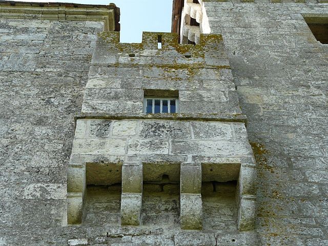 Cependant, même dans les châteaux médiévaux, la taille des toilettes n'excédait pas le strict nécessaire