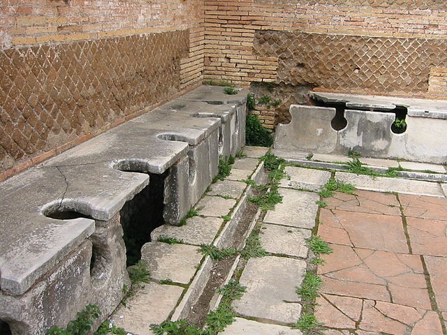 Dans la Rome antique, les toilettes publiques étaient des lieux où l'intimité était totalement absente
