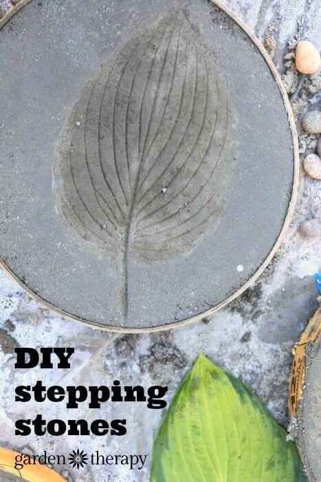 9. Anche le foglie con le nervature ben evidenti sono perfette per stampare sagome sul cemento, magari per stepping stones come questa