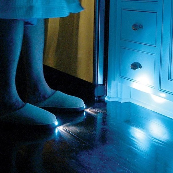 Hausschuhe mit eingebauter LED-Beleuchtung: für diejenigen, die jede Nacht im Dunkeln tappen, um nicht zu riskieren, andere zu wecken.