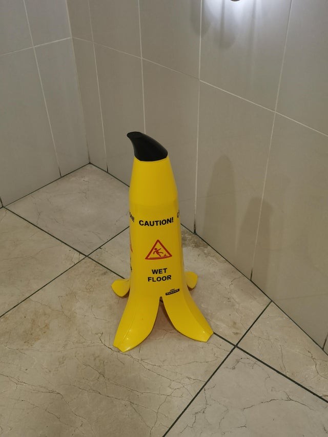 Das Signal, dass der Boden nass ist, hat die Form einer Bananenschale.