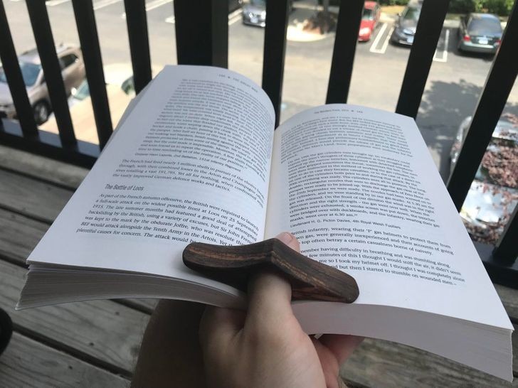 Questo semplice aggeggio migliora la vita dei lettori: tiene ben aperte le pagina anche tenendo il libro con una sola mano.
