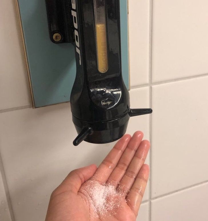 Dans ces toilettes publiques, le savon pour les mains est obtenu en râpant le savon solide