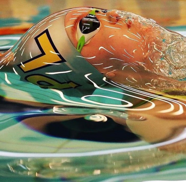 10. La tension de surface de l'eau crée un casque surréaliste autour du visage du nageur