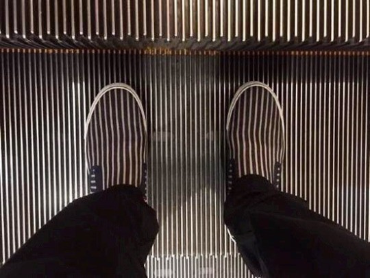12. Lorsque vous montez sur l'escalier roulant et que vous vous rendez compte que vos chaussures s'harmonisent parfaitement avec les striures des marches